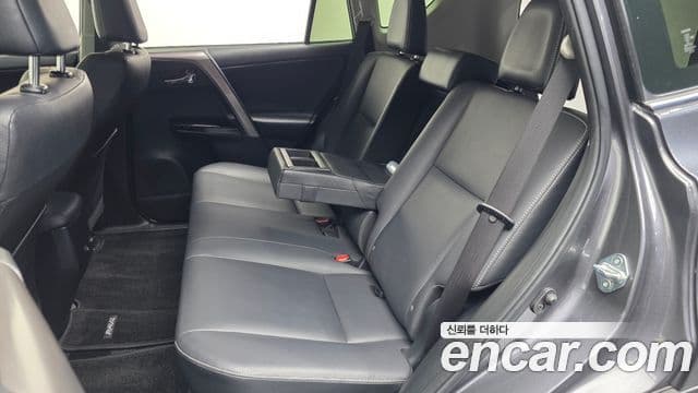 Toyota RAV4 2018 — Photo 7/32