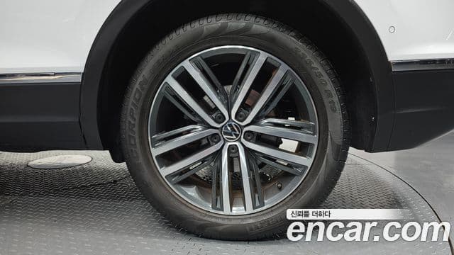 Volkswagen Tiguan 2023 — Photo 32/33