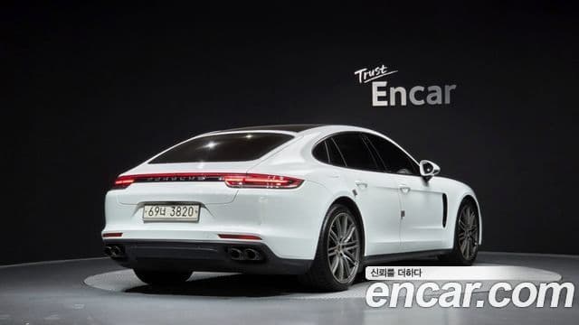 Porsche Panamera 2018 — ფოტო 13/38