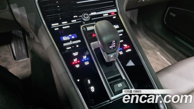 Porsche Panamera 2018 — ფოტო 25/38