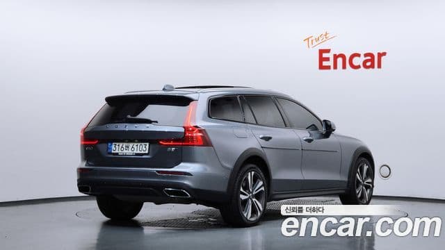 Volvo V60 Cross Country 2021 — Фото 2/20