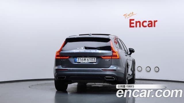 Volvo V60 Cross Country 2021 — Фото 4/20