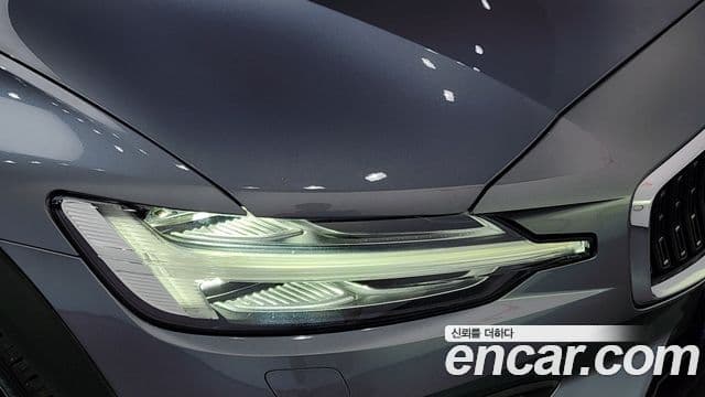 Volvo V60 Cross Country 2021 — ფოტო 6/36