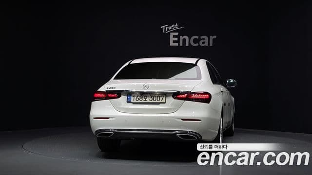 Mercedes-Benz E-Class 2022 — Şəkil 21/33