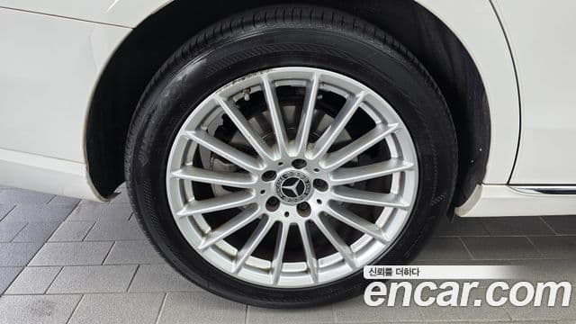 Mercedes-Benz E-Class 2022 — ფოტო 24/33