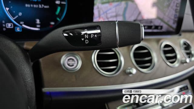 Mercedes-Benz E-Class 2022 — ფოტო 17/33