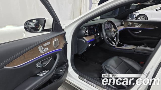 Mercedes-Benz E-Class 2022 — ფოტო 31/33