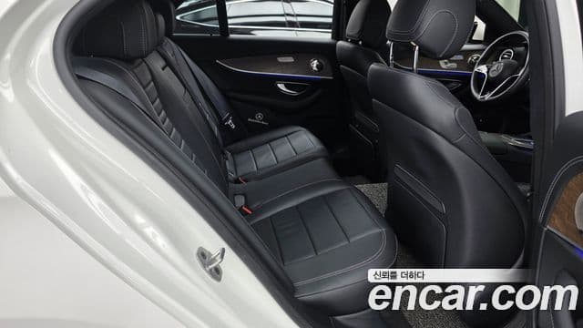 Mercedes-Benz E-Class 2022 — ფოტო 14/33