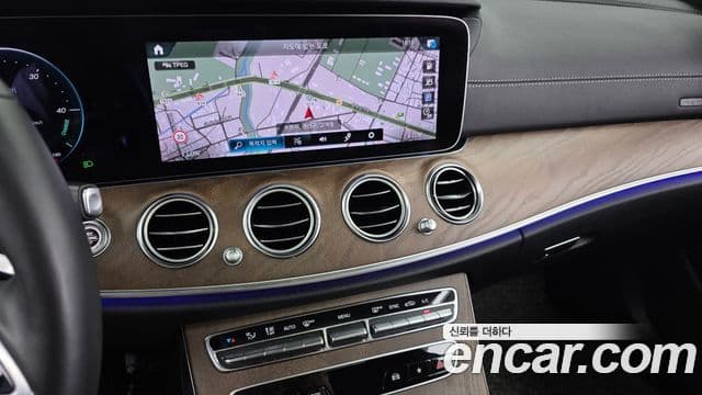 Mercedes-Benz E-Class 2022 — ფოტო 22/33