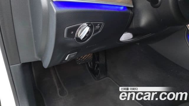 Mercedes-Benz E-Class 2022 — ფოტო 23/33
