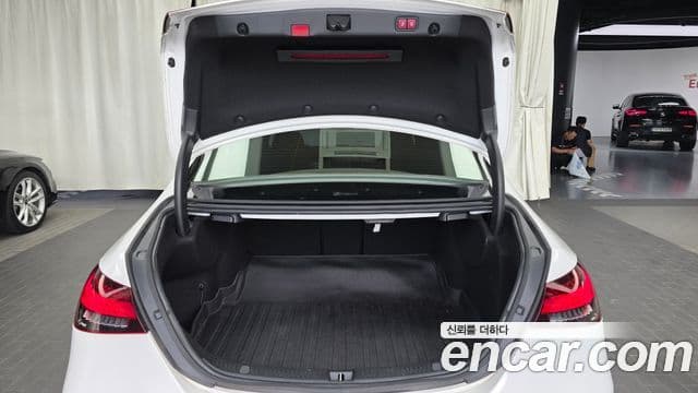 Mercedes-Benz E-Class 2022 — ფოტო 27/33