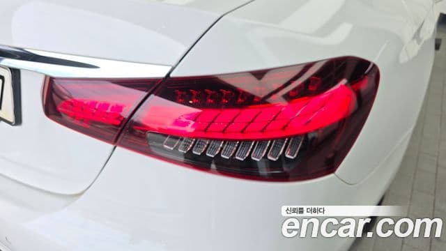 Mercedes-Benz E-Class 2022 — ფოტო 30/33