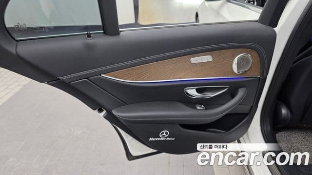 Mercedes-Benz E-Class 2022 — ფოტო 28/33