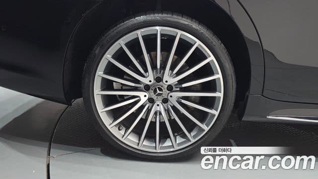 Mercedes-Benz S-Class 2023 — Photo 9/35