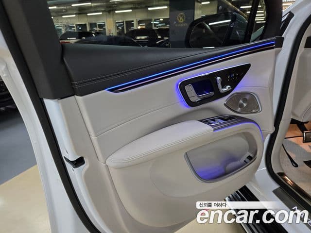 Mercedes-Benz EQS SUV 2024 — Photo 9/20