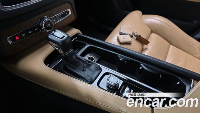 Volvo XC90 2019 — ფოტო 29/39
