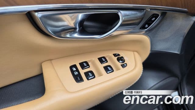 Volvo XC90 2019 — ფოტო 16/39