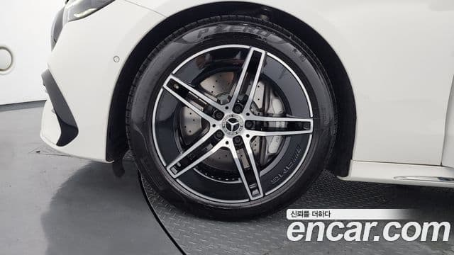 Mercedes-Benz E-Class 2025 — Photo 31/35