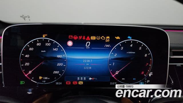 Mercedes-Benz E-Class 2025 — Photo 15/35