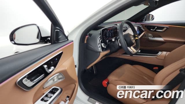 Mercedes-Benz E-Class 2025 — Photo 9/35