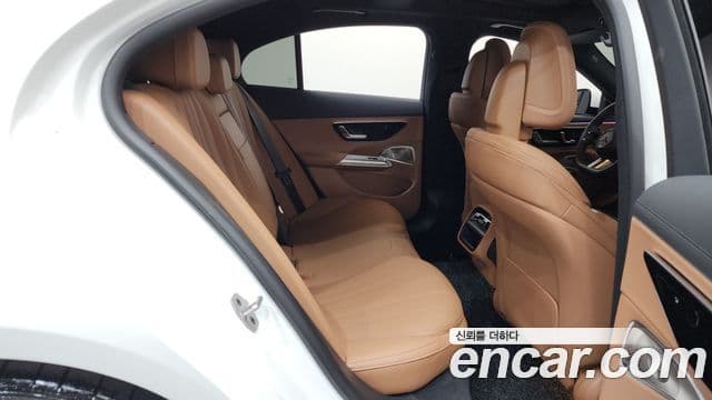 Mercedes-Benz E-Class 2025 — Photo 5/35