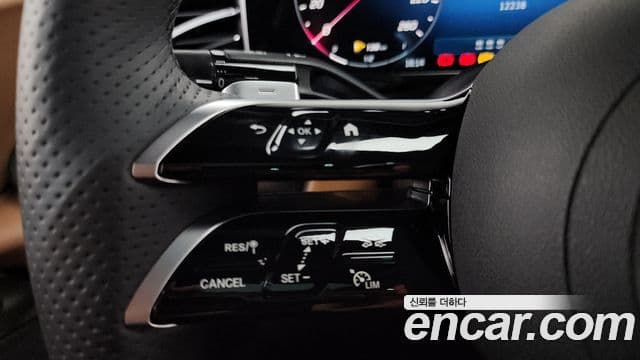 Mercedes-Benz E-Class 2025 — Photo 17/35