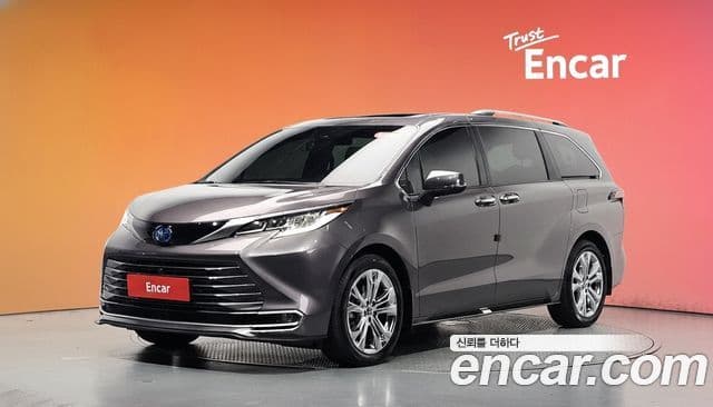 Toyota Sienna 2022 — Фото 1/20