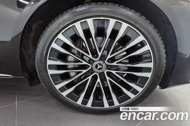 Mercedes-Benz S-Class 2023 — Photo 8/20