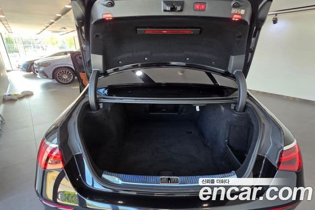 Mercedes-Benz S-Class 2023 — Photo 9/20
