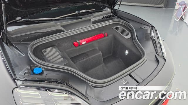 Porsche Macan EV 2025 — Photo 27/35