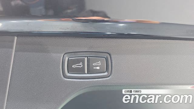 Porsche Macan EV 2025 — Photo 33/35
