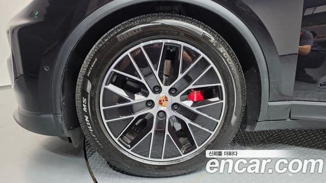 Porsche Macan EV 2025 — Photo 1/35