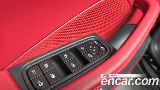 Porsche Macan EV 2025 — Photo 26/35