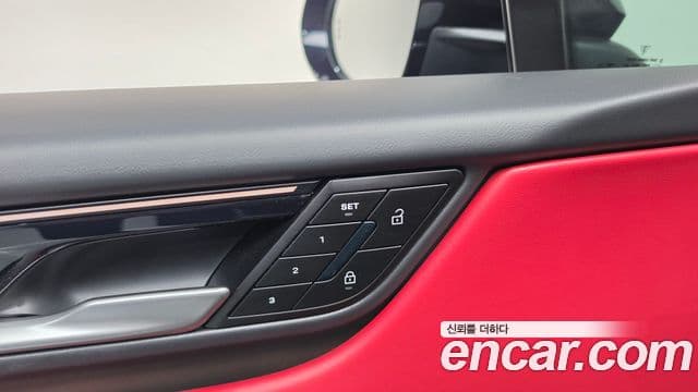 Porsche Macan EV 2025 — Photo 25/35