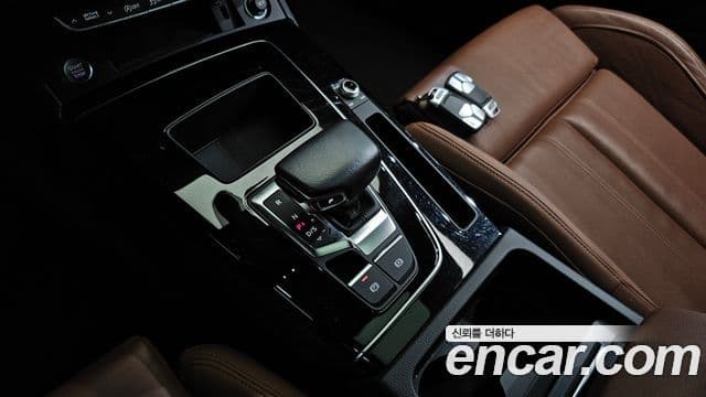 Audi Q5 2021 — ფოტო 31/35