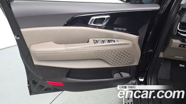 Kia Carnival 2024 — Şəkil 28/33