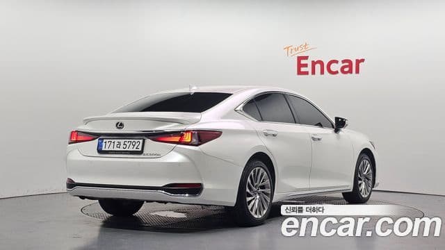 Lexus ES300h 2025 — Photo 23/36