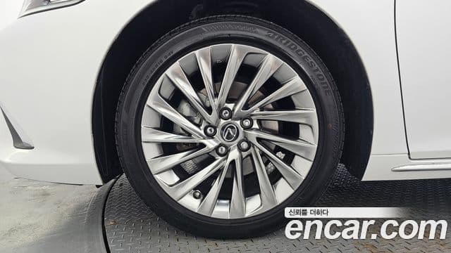 Lexus ES300h 2025 — Photo 33/36