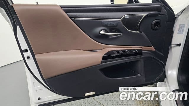 Lexus ES300h 2025 — Photo 3/36