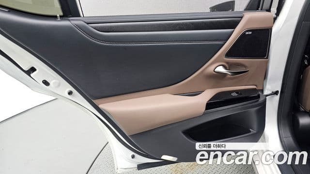 Lexus ES300h 2025 — Photo 32/36