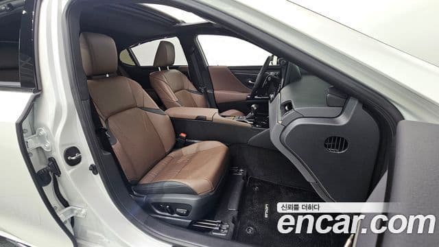 Lexus ES300h 2025 — Photo 7/36