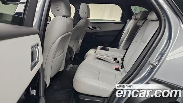 Land Rover Range Rover Velar 2025 — Фото 12/20