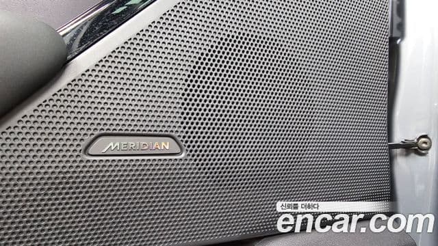 Land Rover Range Rover Velar 2025 — Фото 17/20