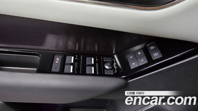 Land Rover Range Rover Velar 2025 — ფოტო 18/31