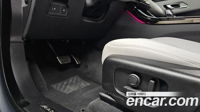 Land Rover Range Rover Velar 2025 — ფოტო 21/31