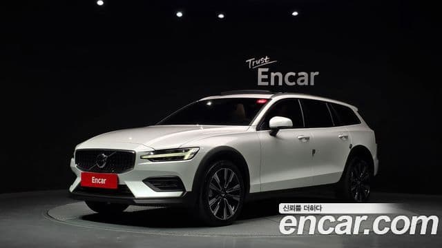 Volvo V60 Cross Country 2022 — Фото 1/20