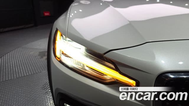 Volvo V60 Cross Country 2022 — Photo 34/36
