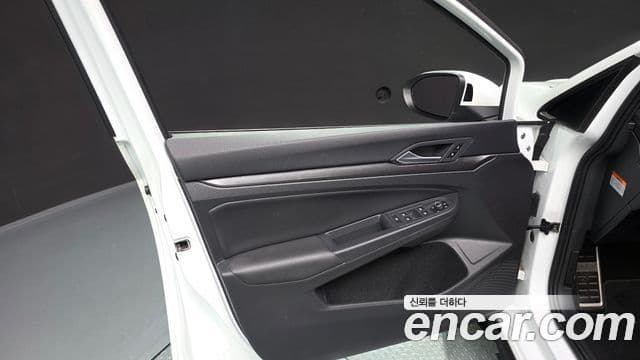 Volkswagen Golf 2024 — Photo 9/32