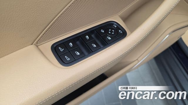 Porsche Panamera 2023 — ფოტო 25/37