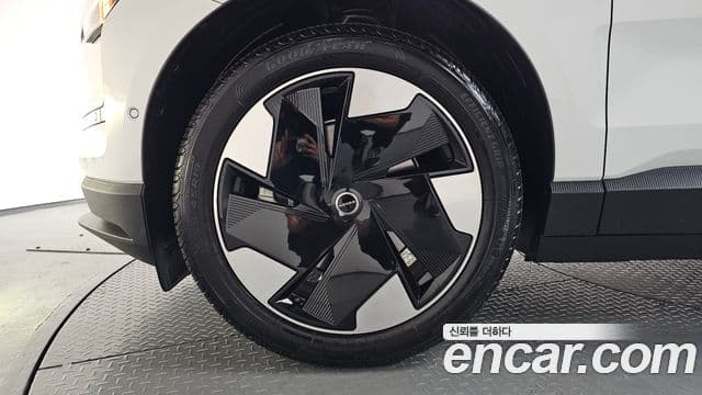 Volvo EX30 2025 — ფოტო 4/32